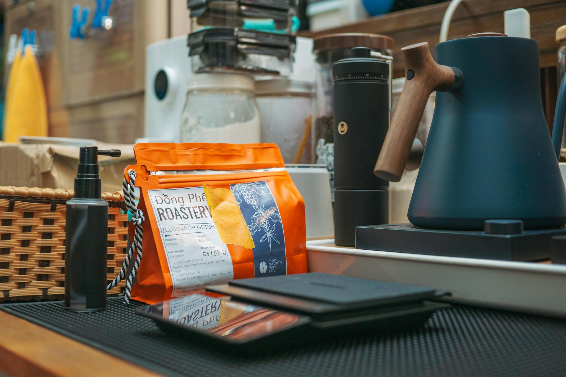 Nowoczesny zestaw do parzenia kawy na blacie kuchennym