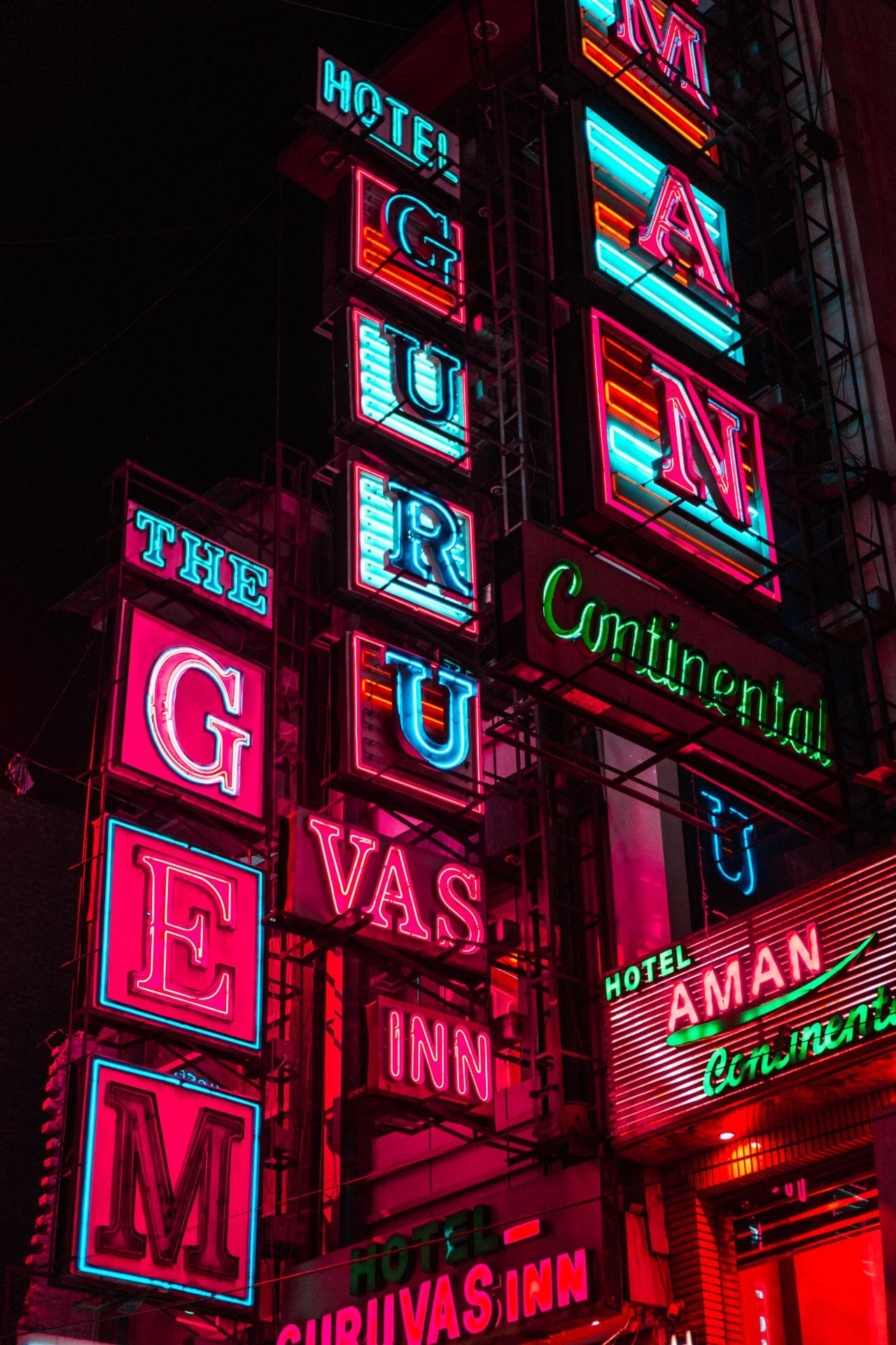 Co zrobić, gdy część neonu nie świeci? pexels-prateekkatyal-3678857