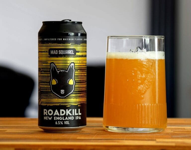 Puszka Mad Squirrel Roadkill New England IPA i pełna szklanka piwa